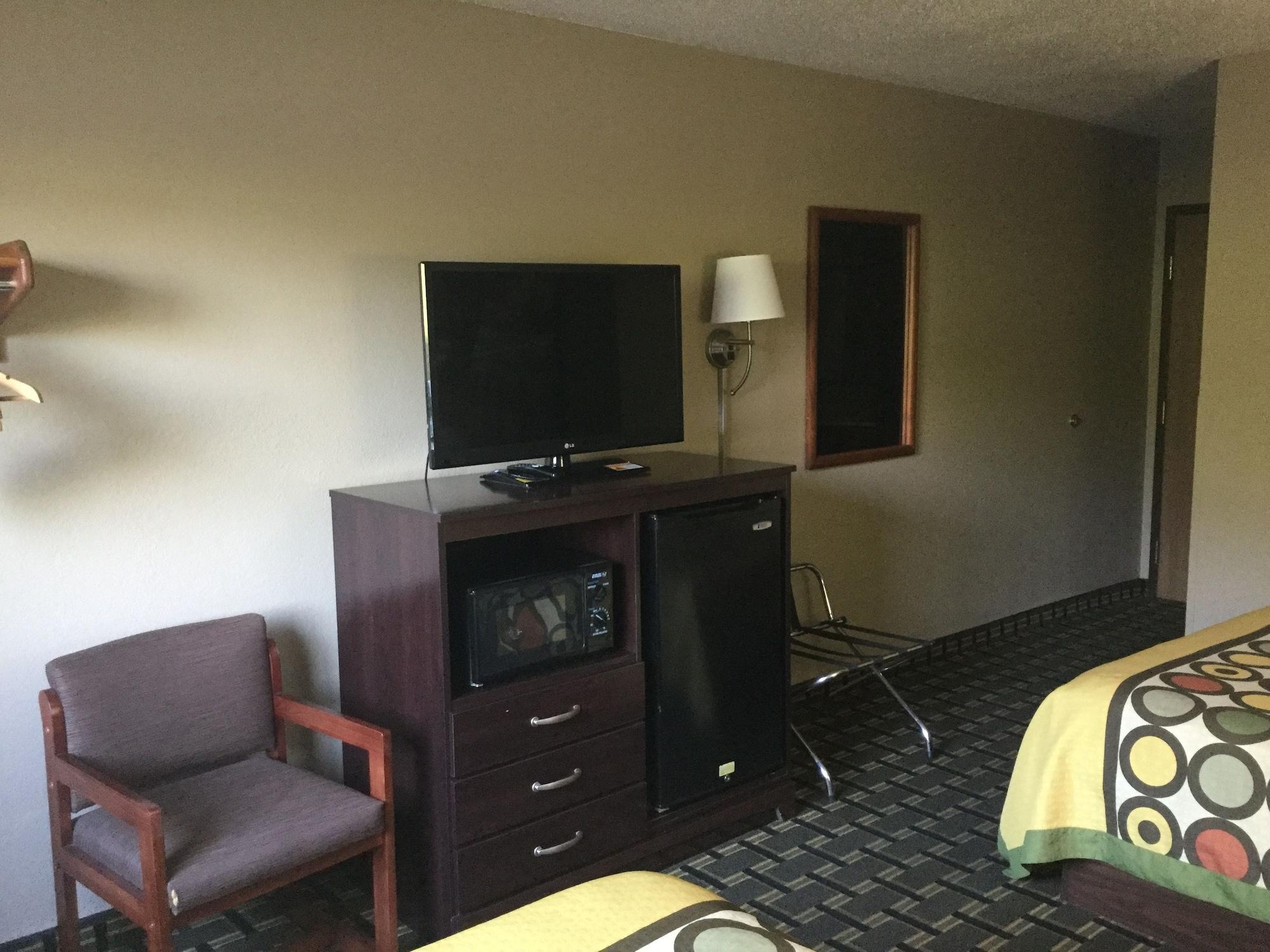 ซูเปอร์ 8 บาย วินด์แฮม ยังส์ทาวน์/ออสตินทาวน์ Hotel ภายนอก รูปภาพ