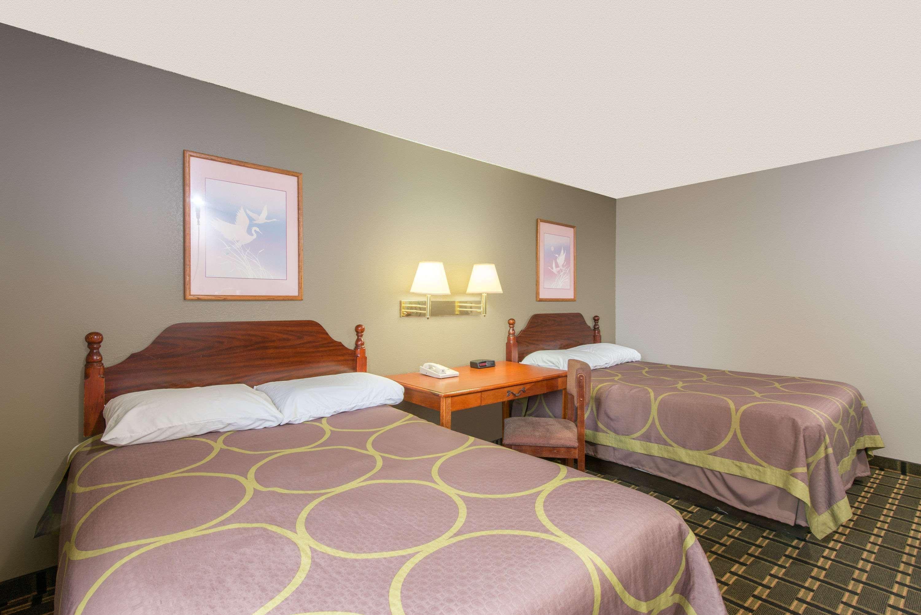 ซูเปอร์ 8 บาย วินด์แฮม ยังส์ทาวน์/ออสตินทาวน์ Hotel ภายนอก รูปภาพ