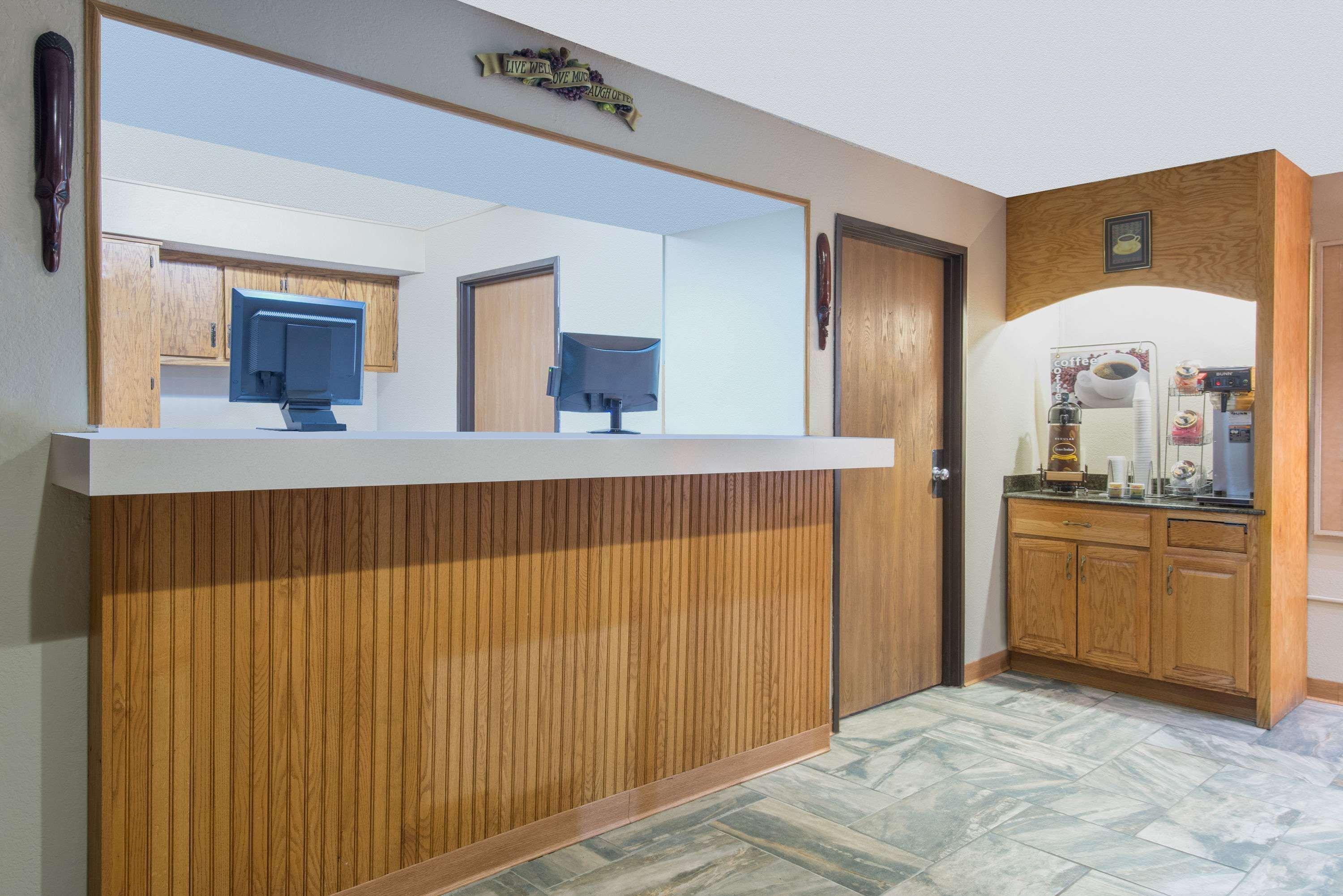 ซูเปอร์ 8 บาย วินด์แฮม ยังส์ทาวน์/ออสตินทาวน์ Hotel ภายนอก รูปภาพ
