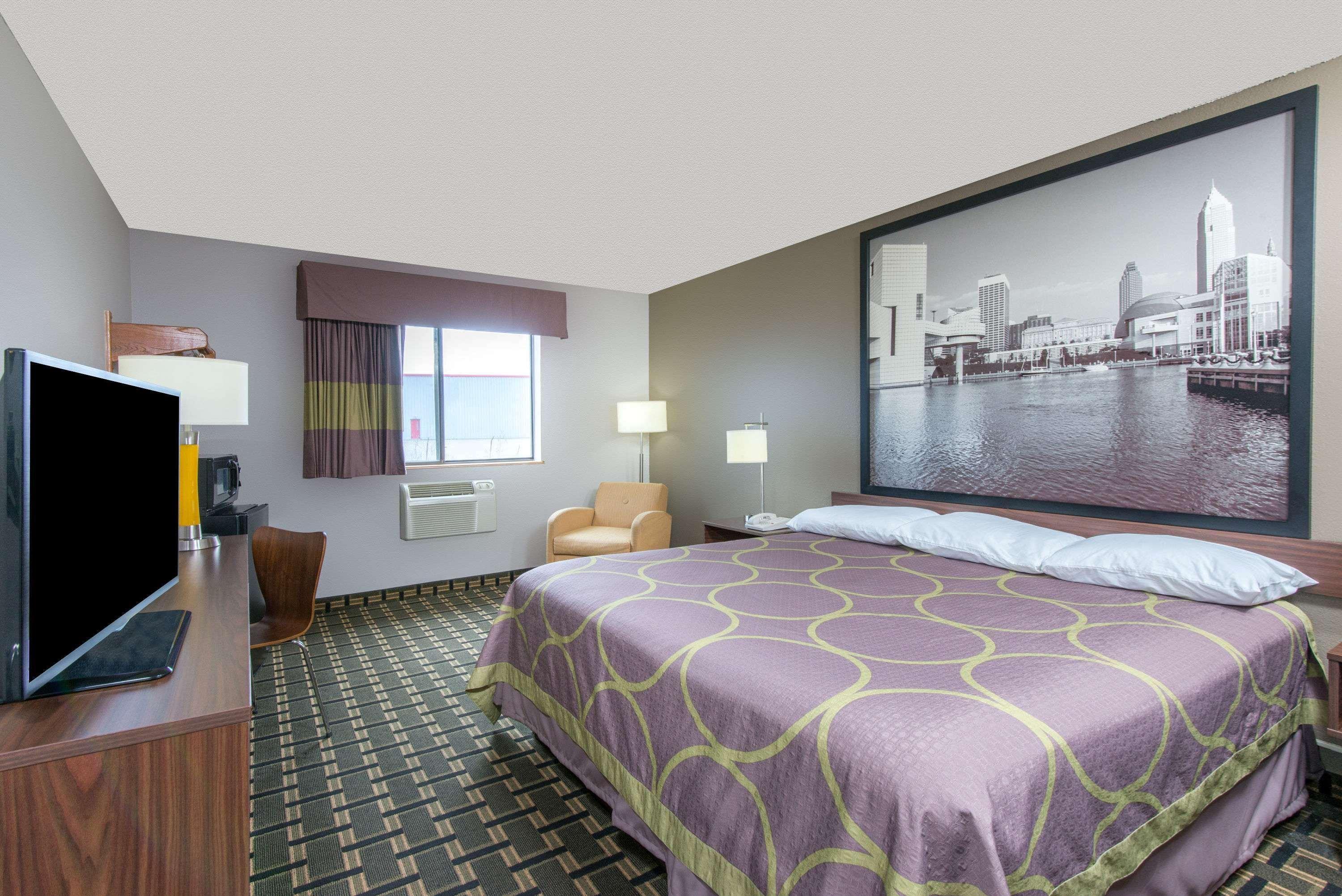 ซูเปอร์ 8 บาย วินด์แฮม ยังส์ทาวน์/ออสตินทาวน์ Hotel ภายนอก รูปภาพ