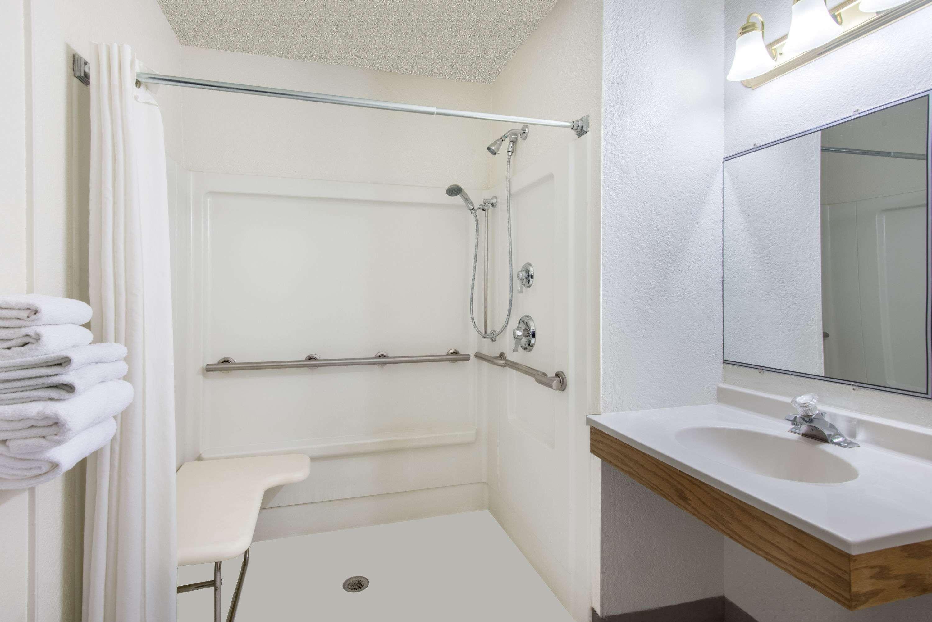 ซูเปอร์ 8 บาย วินด์แฮม ยังส์ทาวน์/ออสตินทาวน์ Hotel ภายนอก รูปภาพ
