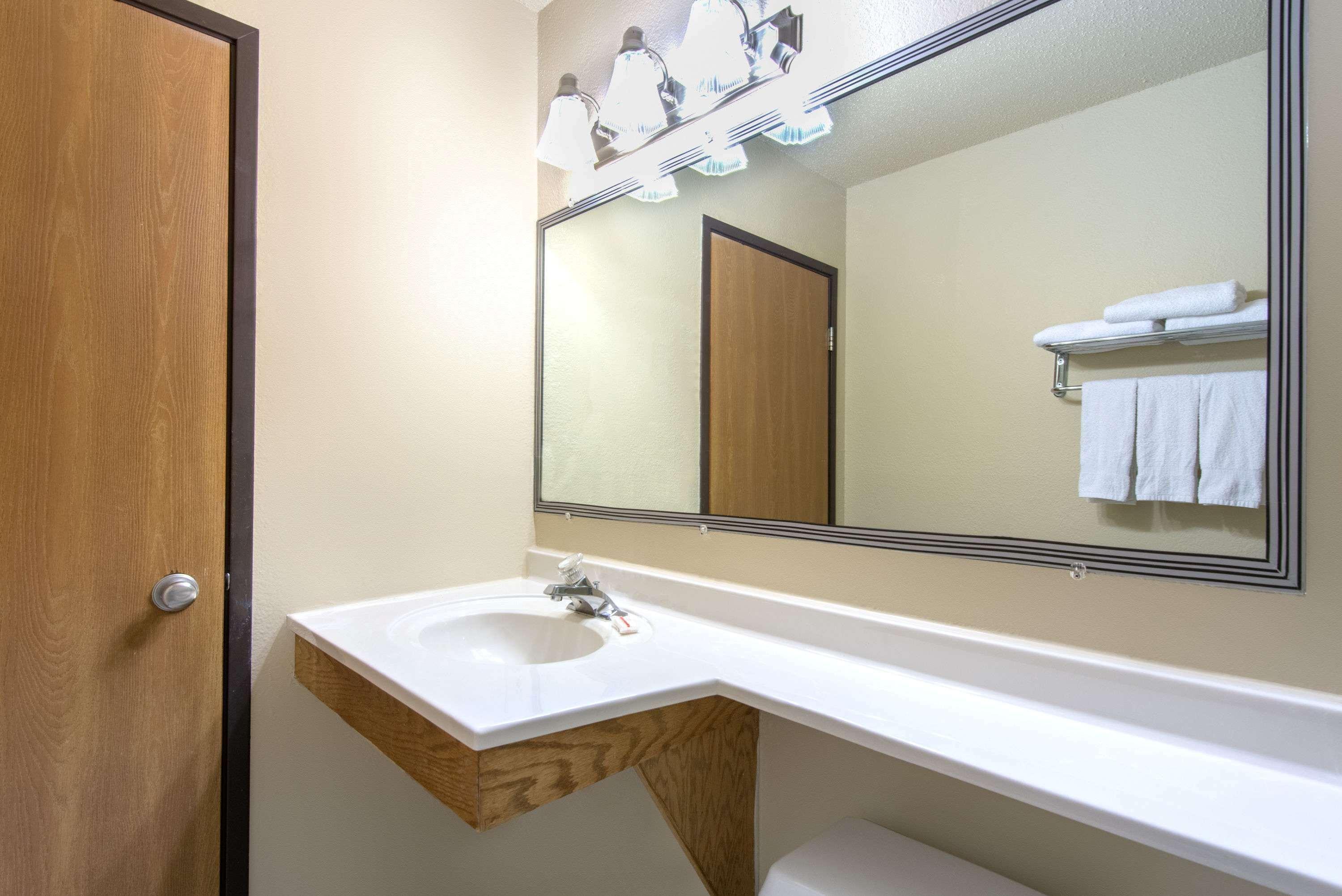 ซูเปอร์ 8 บาย วินด์แฮม ยังส์ทาวน์/ออสตินทาวน์ Hotel ภายนอก รูปภาพ