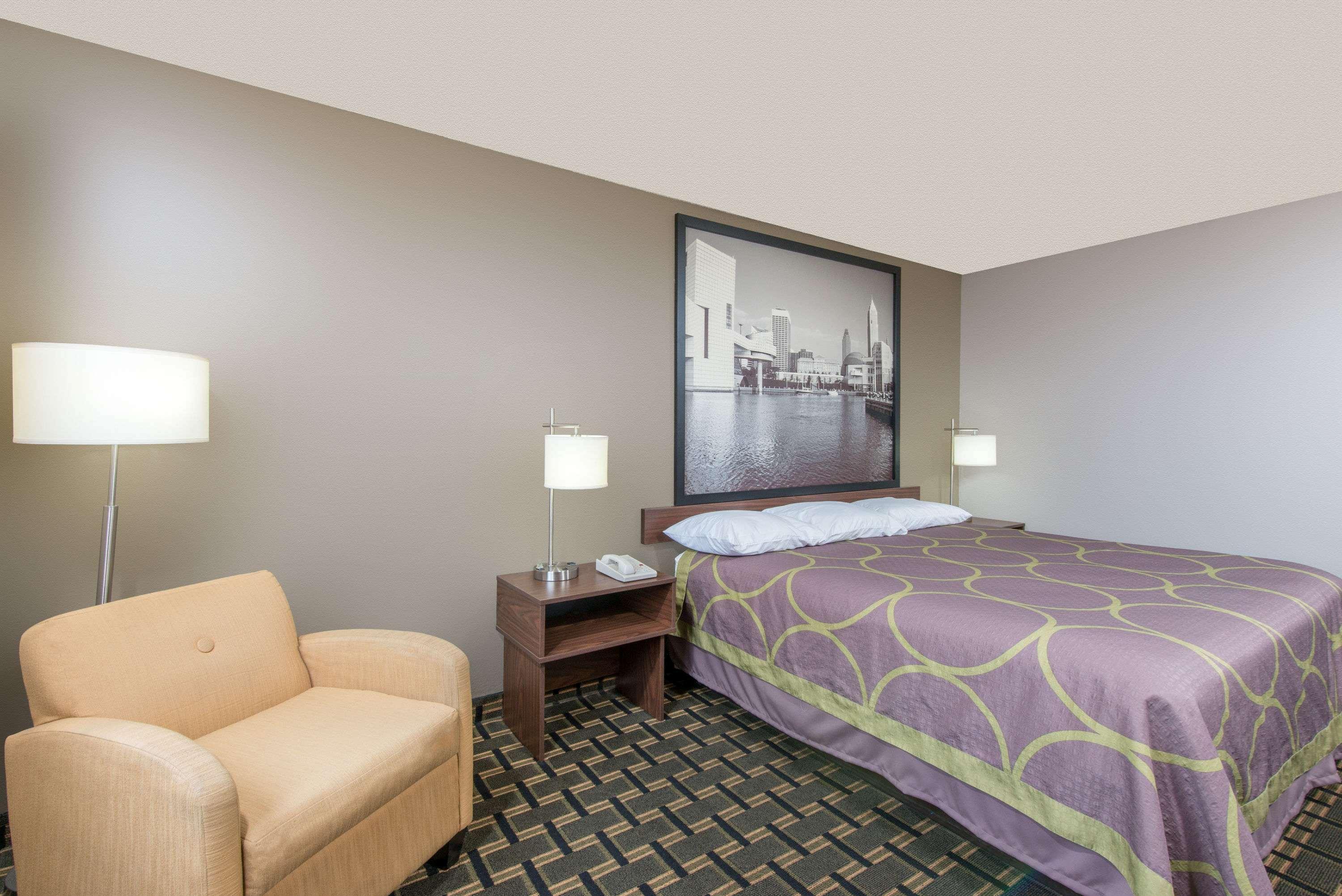 ซูเปอร์ 8 บาย วินด์แฮม ยังส์ทาวน์/ออสตินทาวน์ Hotel ภายนอก รูปภาพ