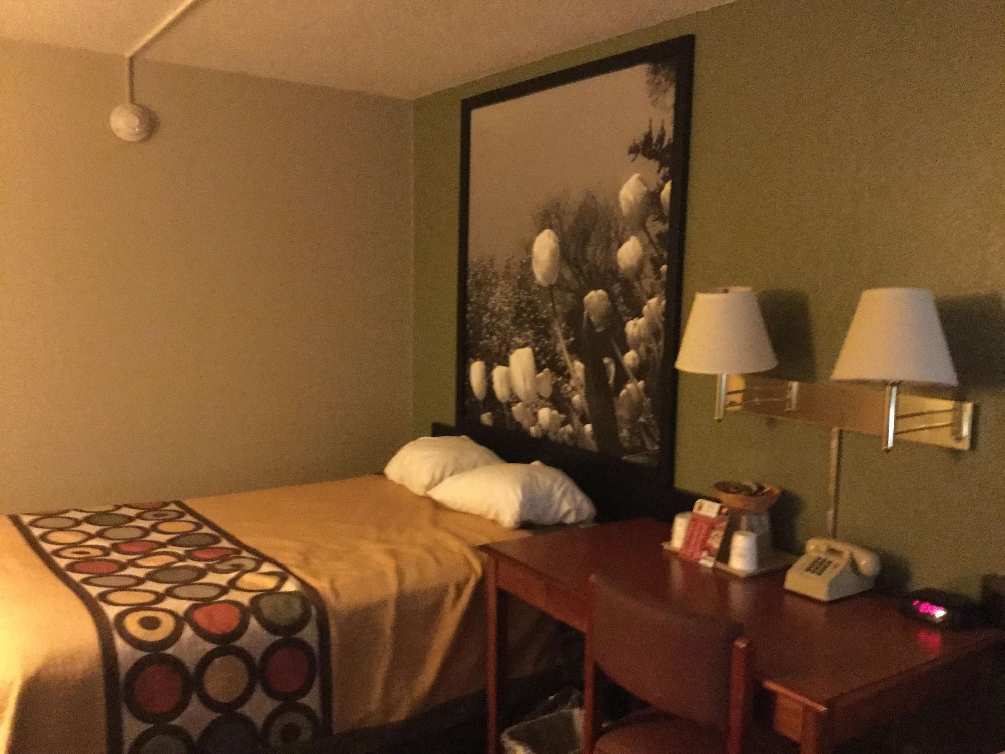 ซูเปอร์ 8 บาย วินด์แฮม ยังส์ทาวน์/ออสตินทาวน์ Hotel ภายนอก รูปภาพ