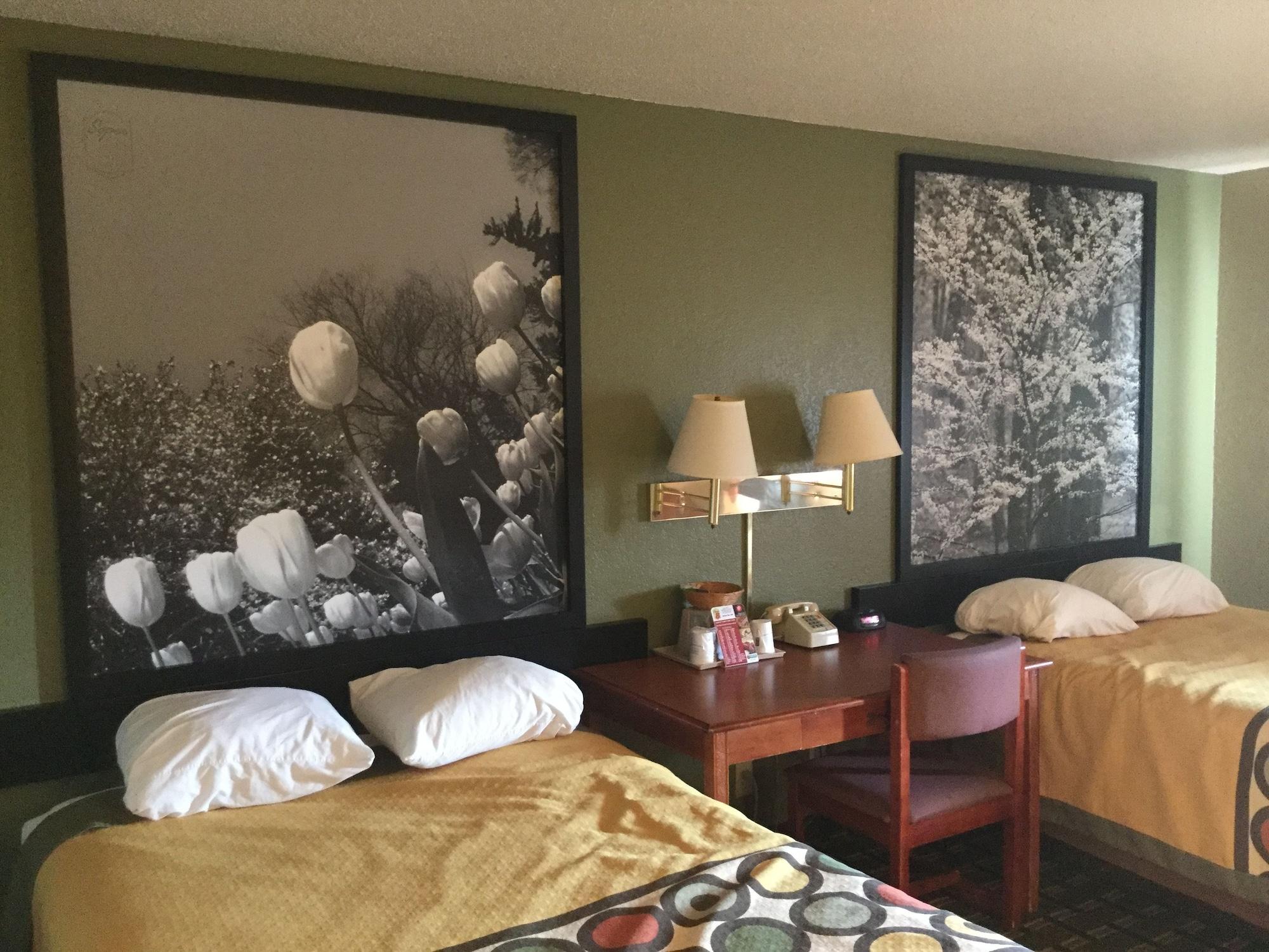 ซูเปอร์ 8 บาย วินด์แฮม ยังส์ทาวน์/ออสตินทาวน์ Hotel ภายนอก รูปภาพ