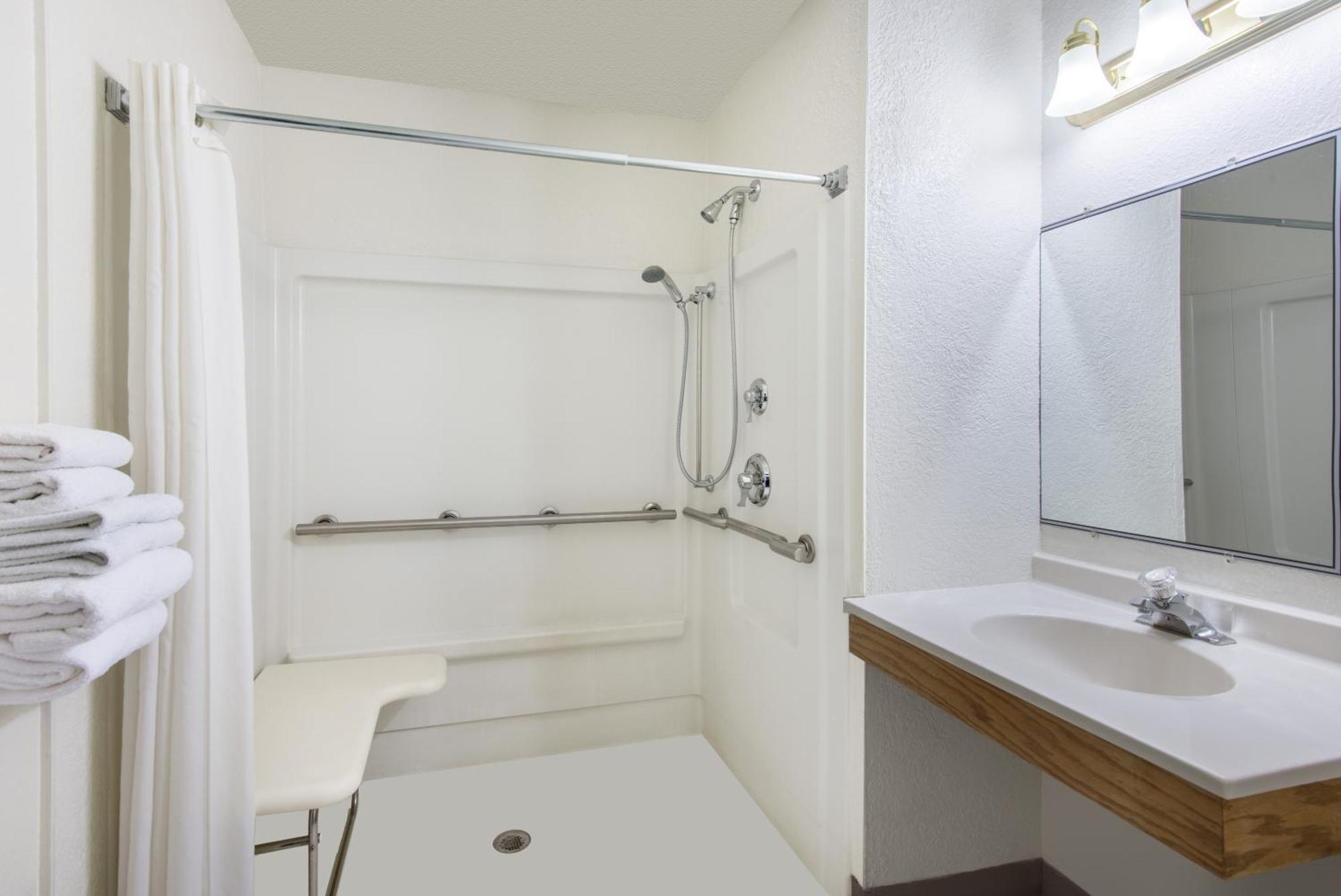 ซูเปอร์ 8 บาย วินด์แฮม ยังส์ทาวน์/ออสตินทาวน์ Hotel ห้อง รูปภาพ