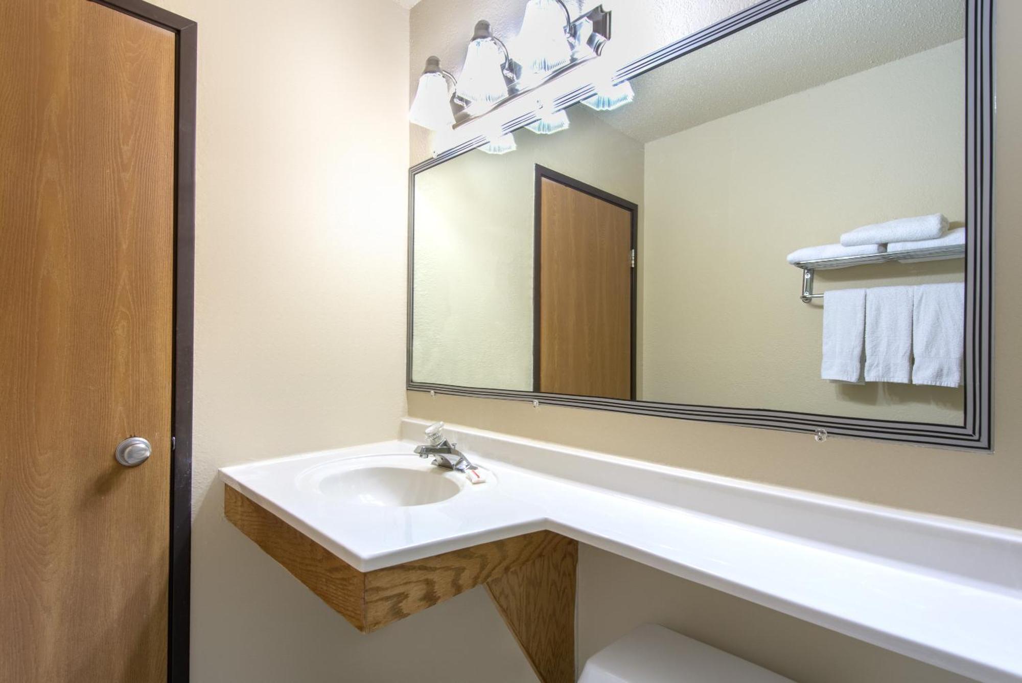 ซูเปอร์ 8 บาย วินด์แฮม ยังส์ทาวน์/ออสตินทาวน์ Hotel ภายนอก รูปภาพ