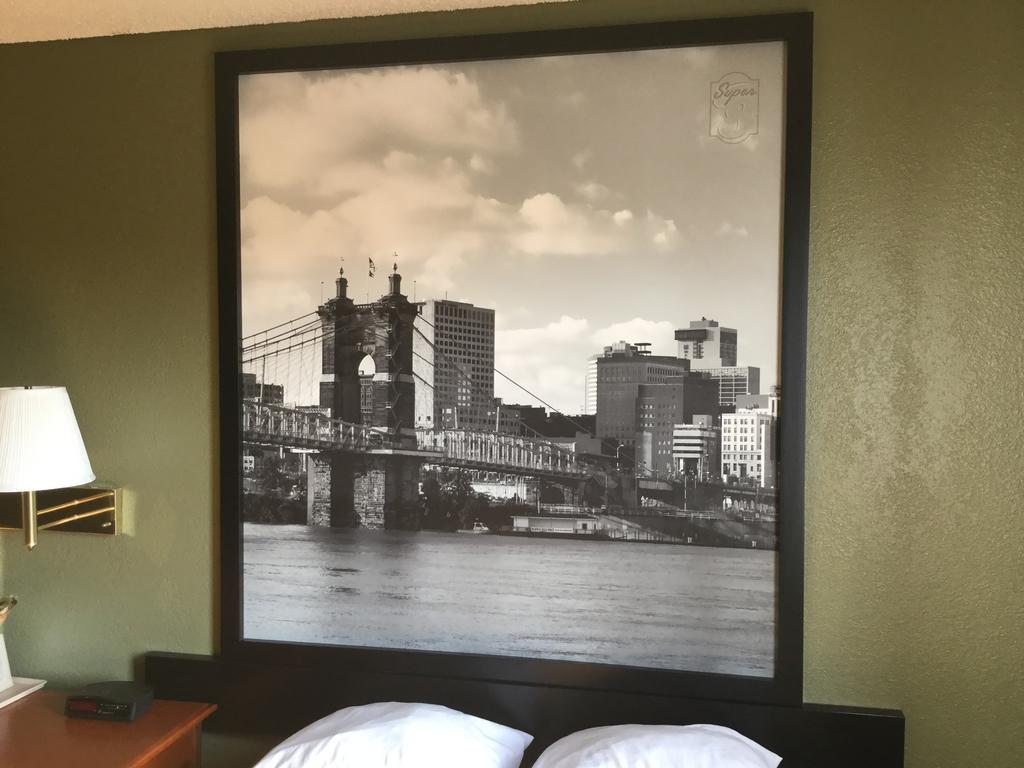 ซูเปอร์ 8 บาย วินด์แฮม ยังส์ทาวน์/ออสตินทาวน์ Hotel ภายนอก รูปภาพ