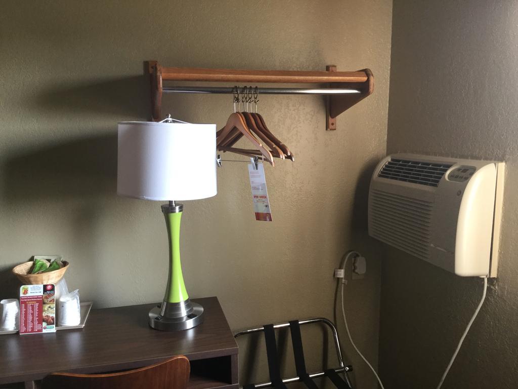 ซูเปอร์ 8 บาย วินด์แฮม ยังส์ทาวน์/ออสตินทาวน์ Hotel ภายนอก รูปภาพ