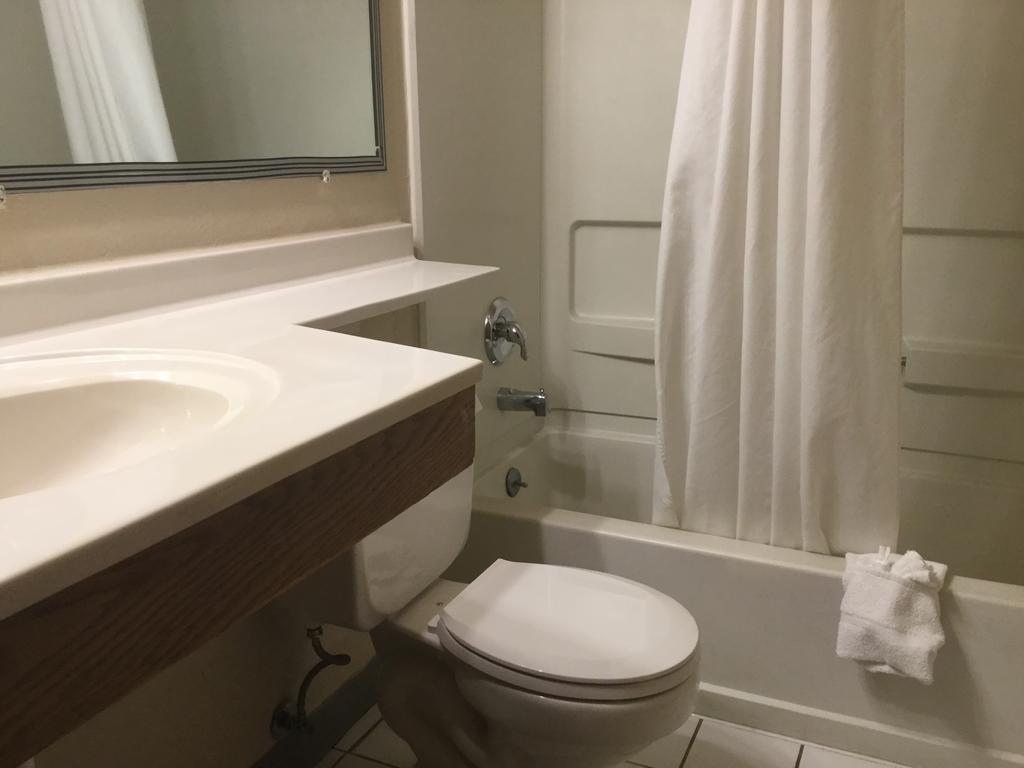 ซูเปอร์ 8 บาย วินด์แฮม ยังส์ทาวน์/ออสตินทาวน์ Hotel ภายนอก รูปภาพ