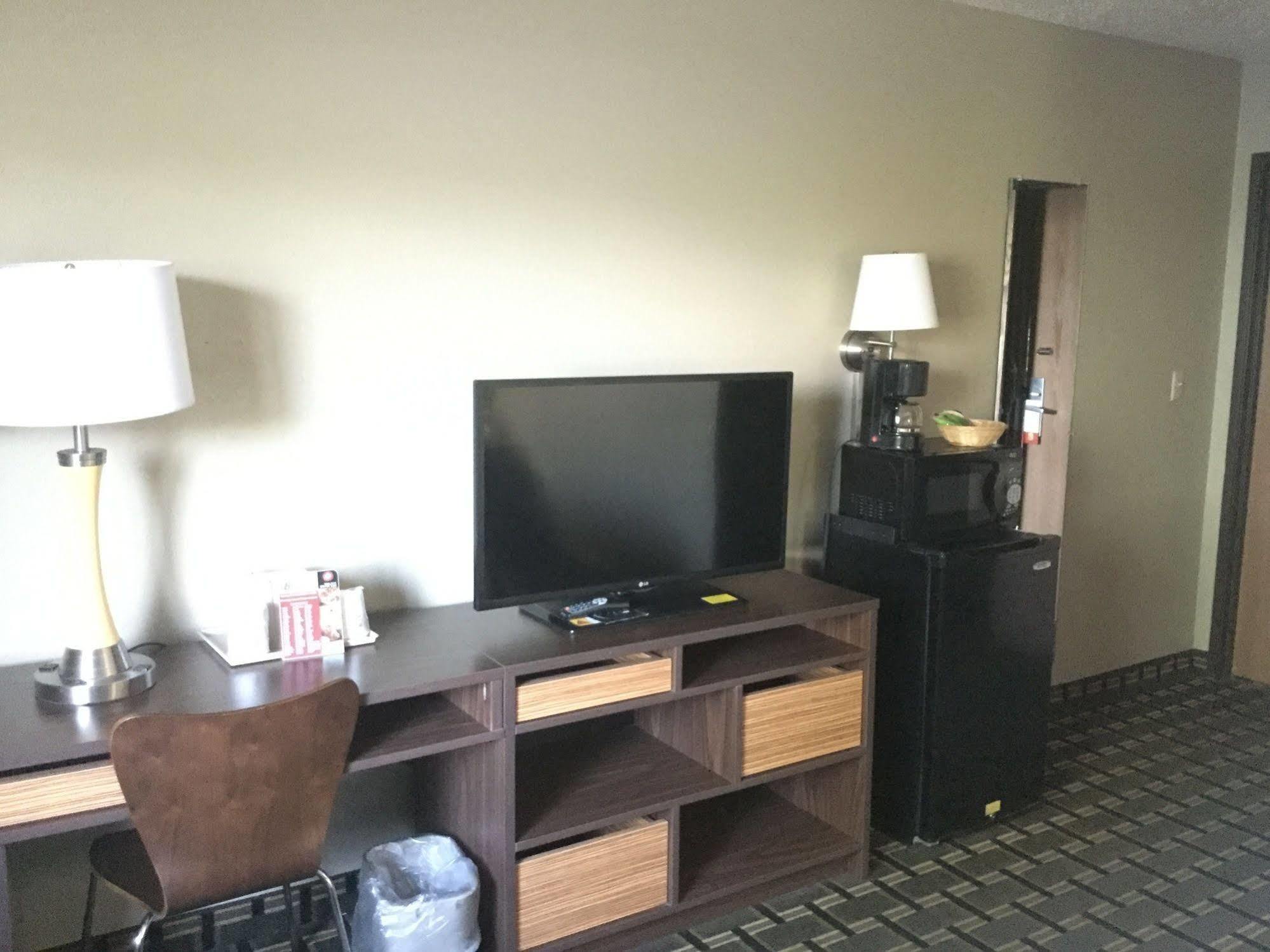 ซูเปอร์ 8 บาย วินด์แฮม ยังส์ทาวน์/ออสตินทาวน์ Hotel ภายนอก รูปภาพ