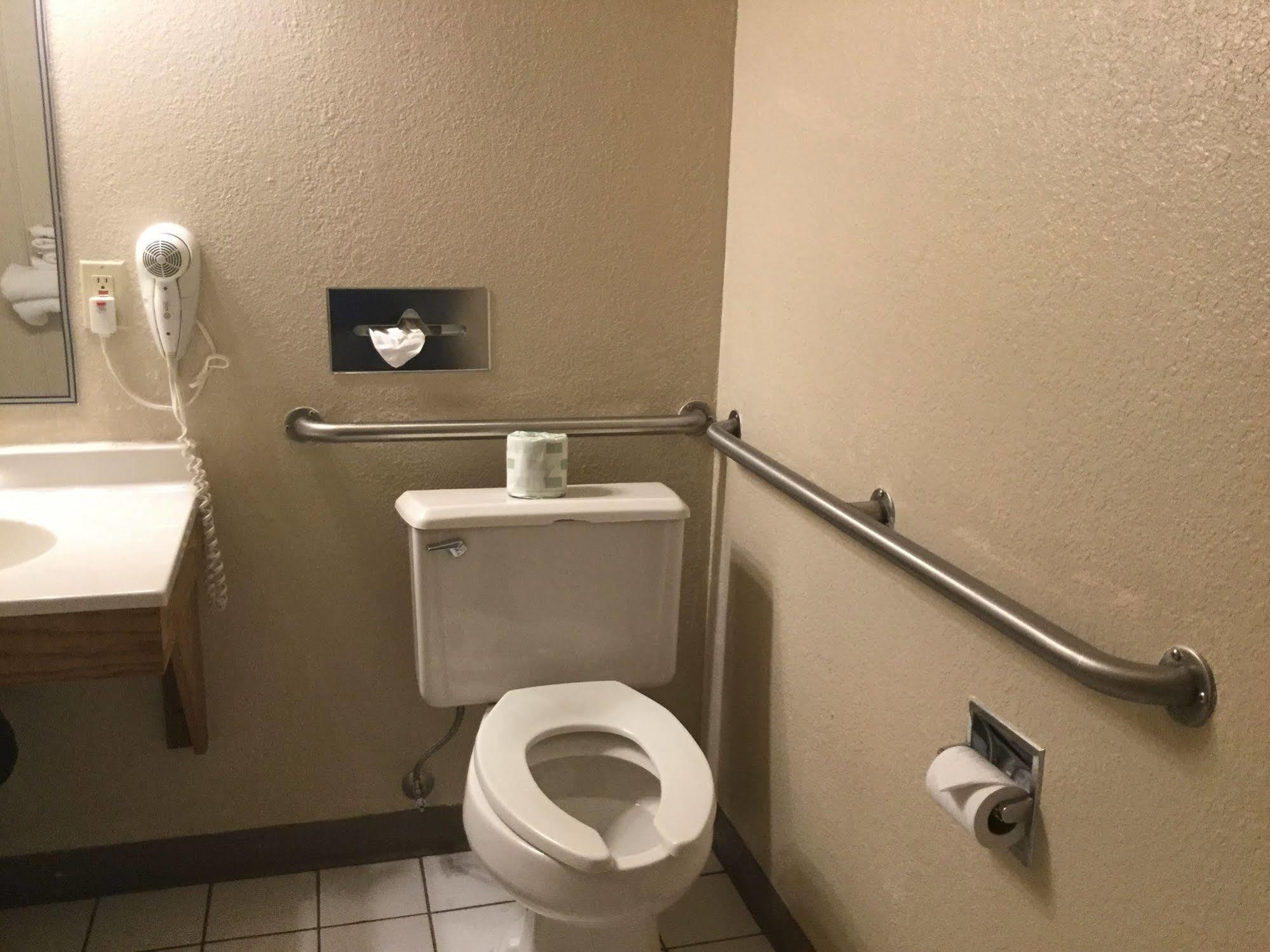 ซูเปอร์ 8 บาย วินด์แฮม ยังส์ทาวน์/ออสตินทาวน์ Hotel ภายนอก รูปภาพ
