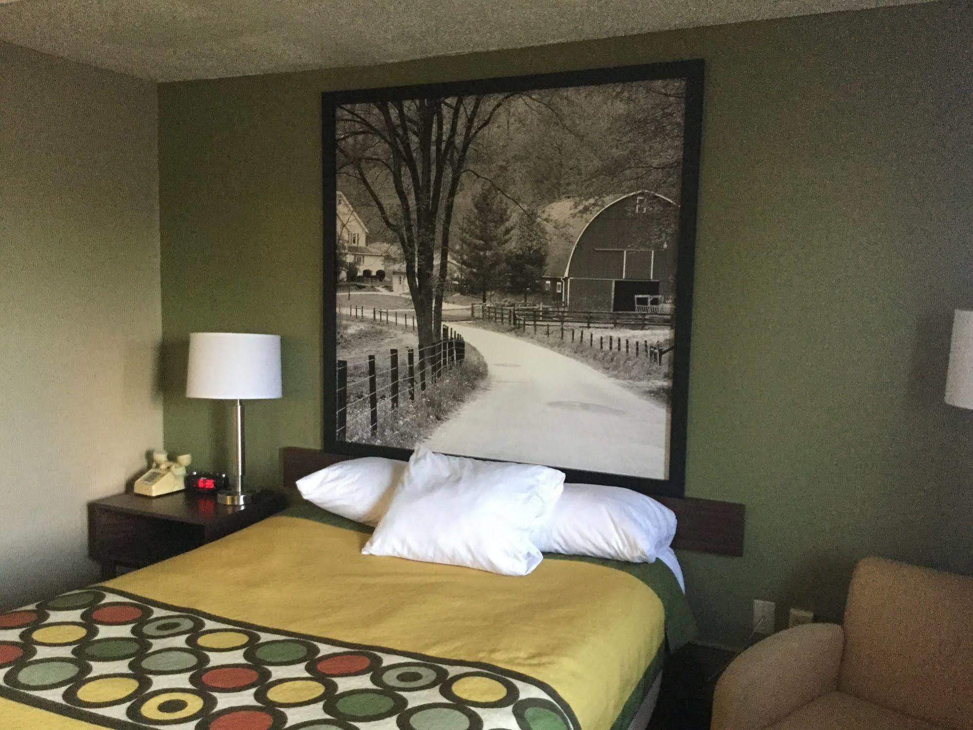 ซูเปอร์ 8 บาย วินด์แฮม ยังส์ทาวน์/ออสตินทาวน์ Hotel ภายนอก รูปภาพ