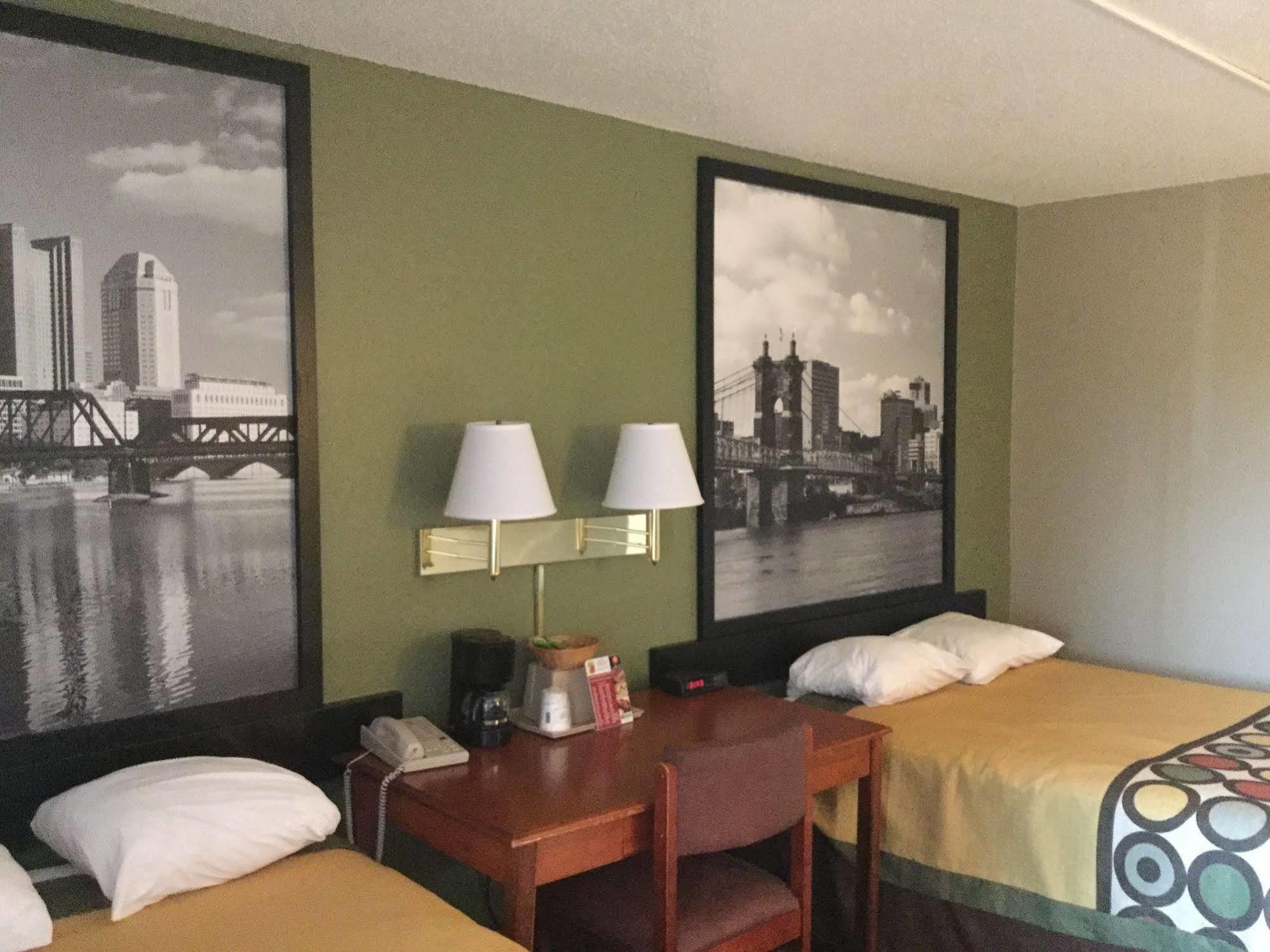 ซูเปอร์ 8 บาย วินด์แฮม ยังส์ทาวน์/ออสตินทาวน์ Hotel ภายนอก รูปภาพ