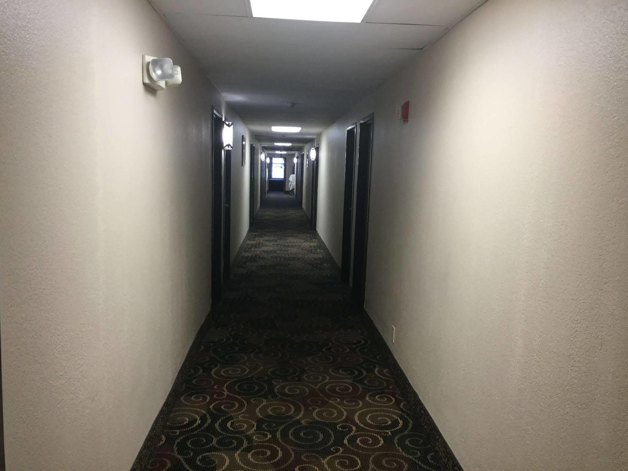 ซูเปอร์ 8 บาย วินด์แฮม ยังส์ทาวน์/ออสตินทาวน์ Hotel ภายนอก รูปภาพ